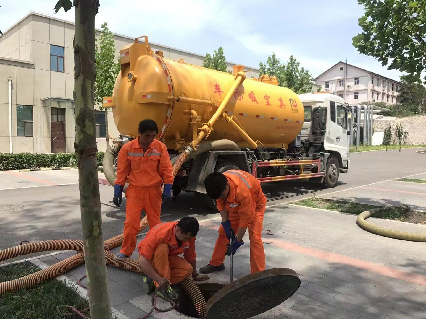 威远管道疏通车停在窨井附近