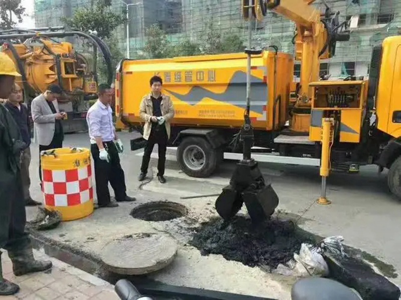 威远街道：网格员化身“清道夫”，为民解忧疏通“堵心”化粪池