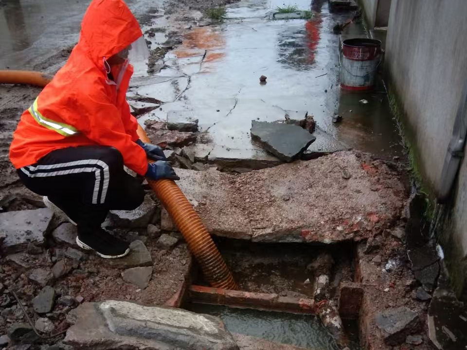 威远专业清理污水池 炜誉市政以规范流程守护城市 “肠道”