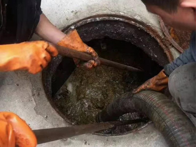 威远清理化粪池时如何避免沼气的危害？